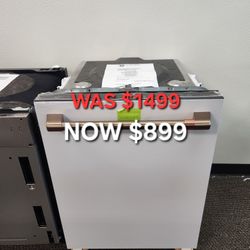 CAFE ENERGY STAR"
STAINLESS STEEL INTERIOR
DISHWASHER WITH SANITIZE
AND ULTRA WASH & DRY