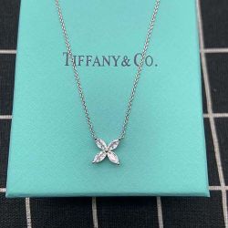 Elegant and simple design diamond pendant necklace 