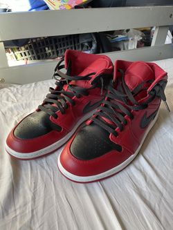Air Jordan 1 Mid Reverse Bred