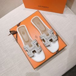 Fashionable women's slippers