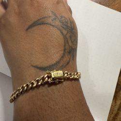 Esclava 10k.  6.5 grams 8”.  $600.   Precio Firme 