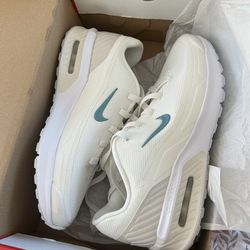 Nike air maxes Size 10 women 8.5 in men