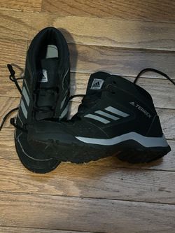 30$ Black Adidas Terrex hiking boots size 3 Youth