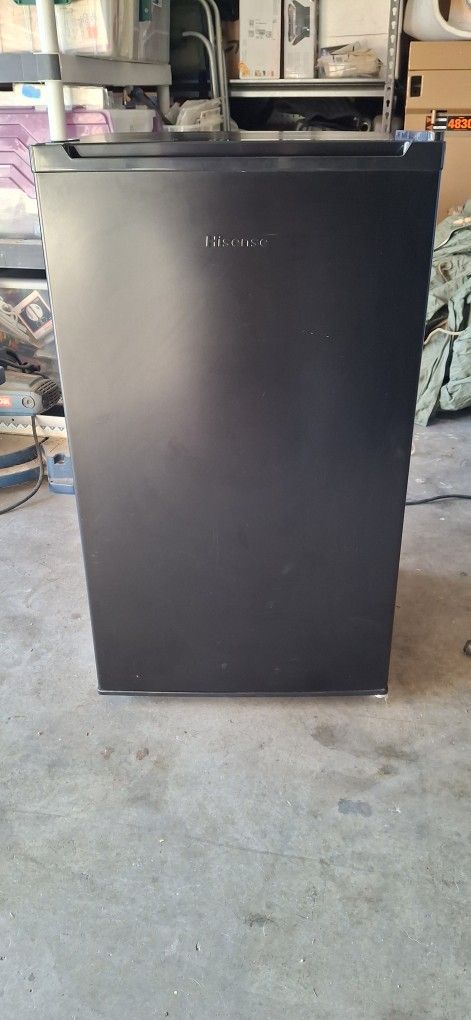 Hinese 4.4 Cu Black Refrigerator/ Freezer