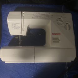 Sewing Machine Singer Mod. (contact info removed)4000 Plus Acc