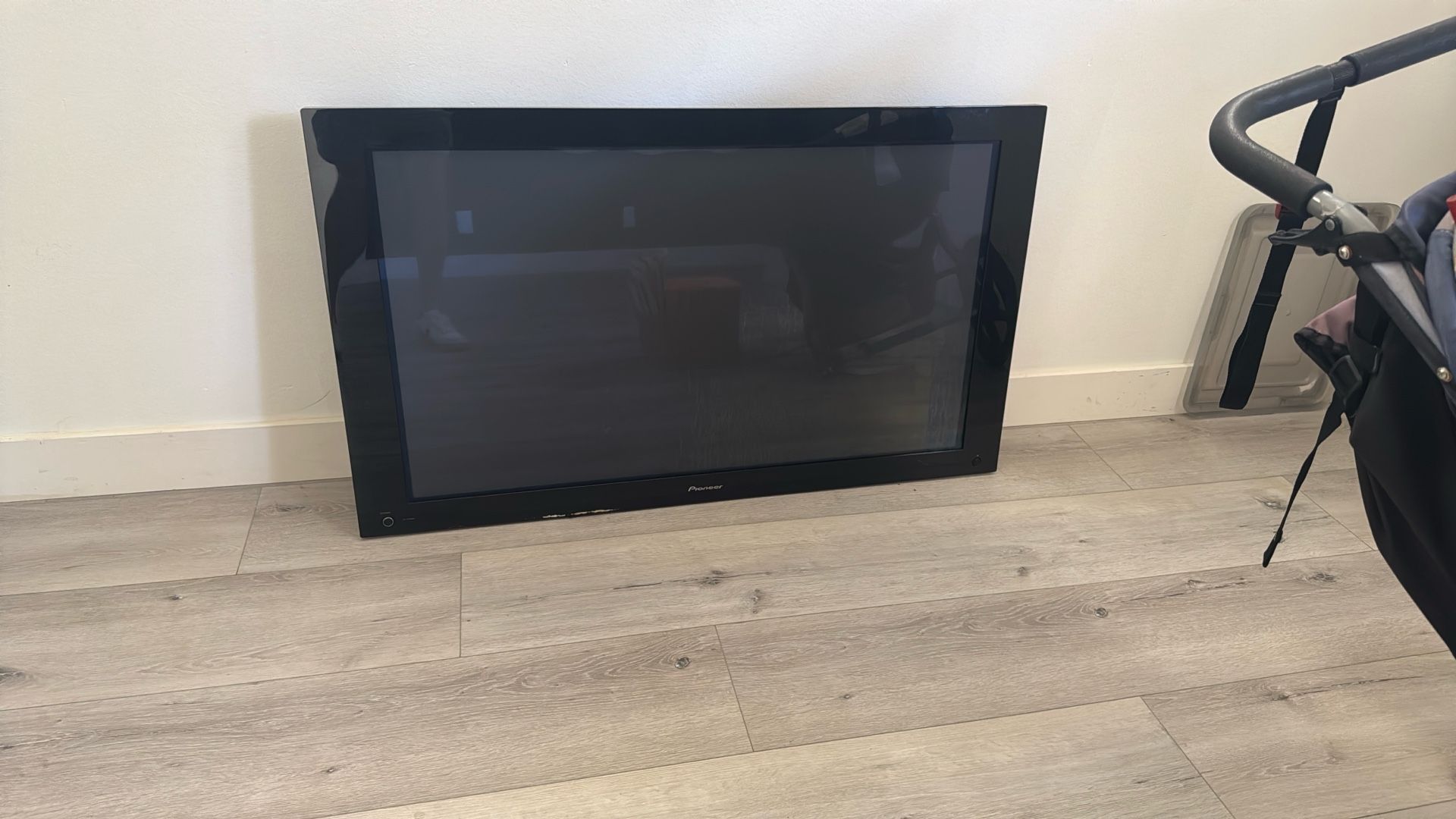 Pioneer 43” Plasma Tv