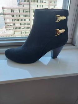 Black bootie size 8.