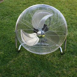 22" Metal Fan With 3 Speeds Very Good Working Condition 