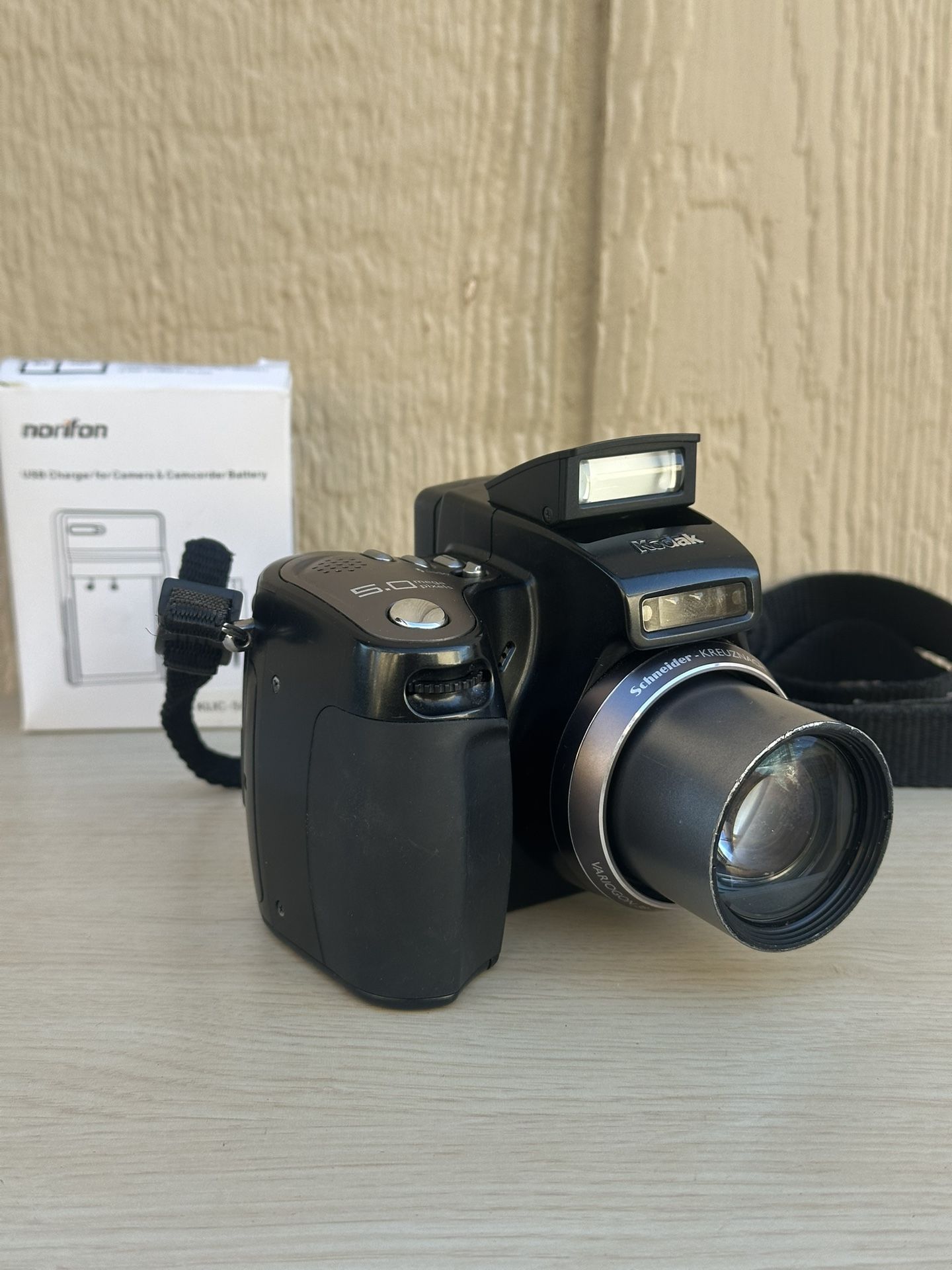 Kodak EasyShare Z7590 5.0MP 10x Zoom Digital Camera W Charger/Battery TESTED