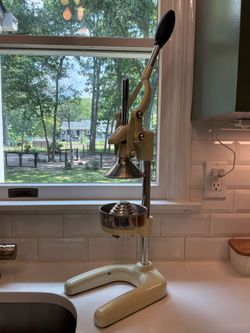 Cilio Heavy Duty Manual Citrus Juicer Lever Press – Cream Cast Metal Commercial Style