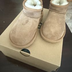 Toddler Uggs 9t