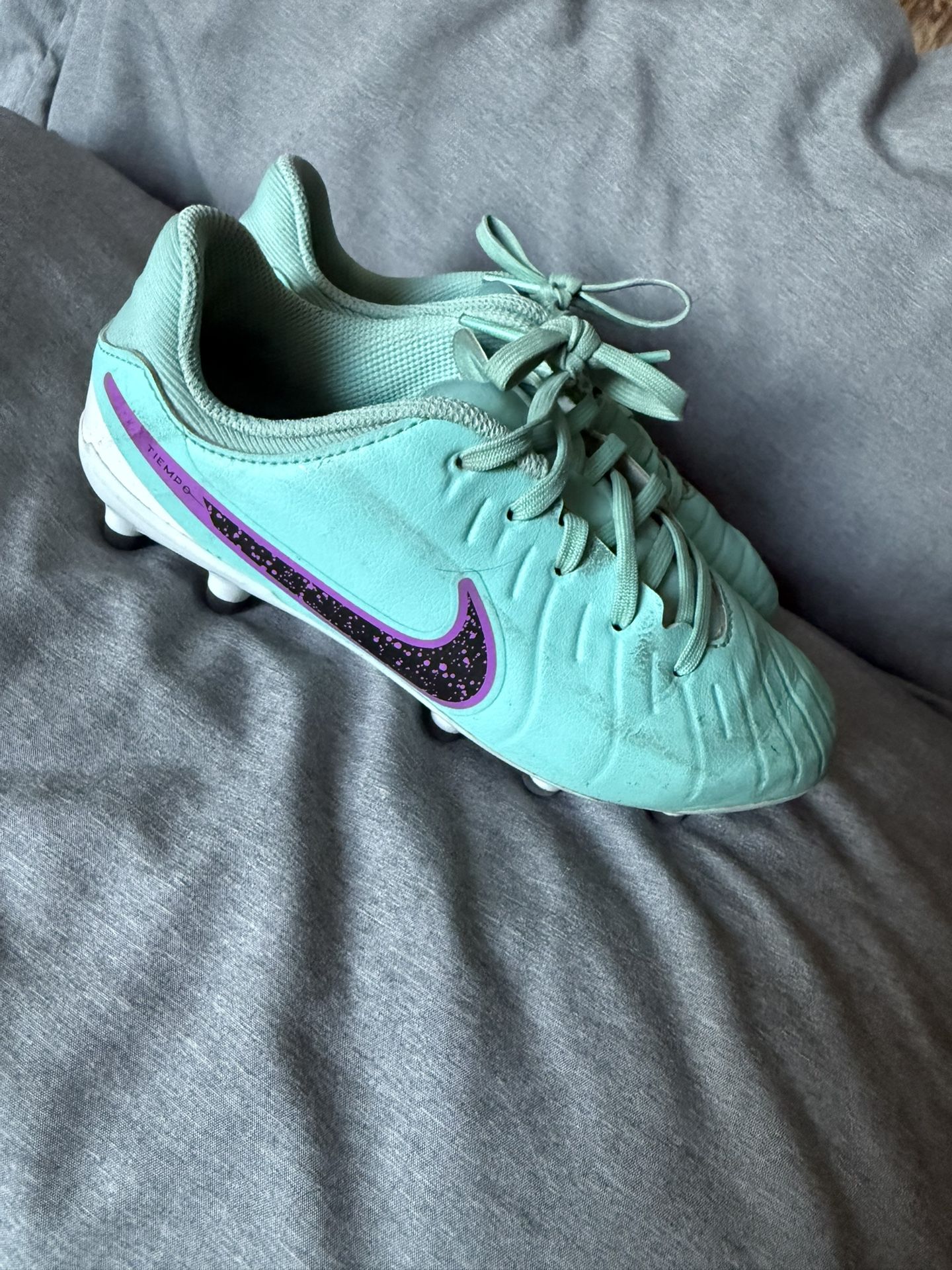 Nike Girls Size 2 Soccer Cleats With Chin Guards