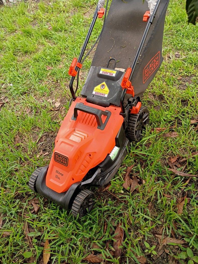 LIKE NEW ELECTRIC ( CORDED) MULCHING MOWER. B AND D. QUICK WHEEL ADJUSTMENT. WORKS GREAT