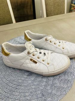 GUESS White/Gold Leather Quilted Logo Lace-Up Low Top Sneakers women’s 8.5