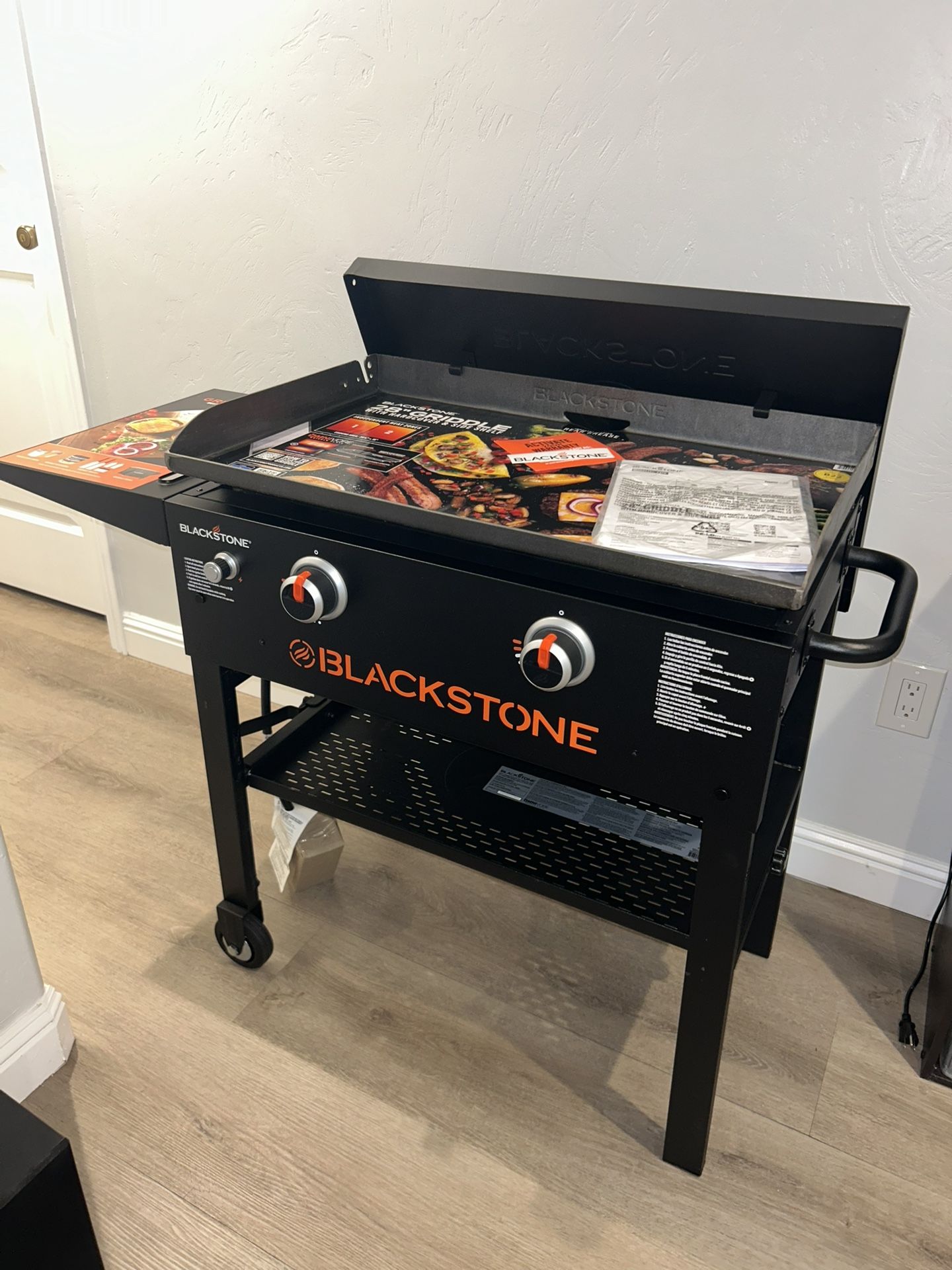 Blackstone Outdoor Griddle, 2-Burner 28" Propane Flat Top Grill with Hard Cover