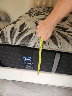 mattress Sealy. Posturepedic PLUS