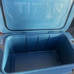 Titan Insulated Ice Chest 