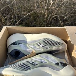 Yeezy 700 V3
