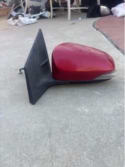 LEFT DRIVER SIDE MIRROR 2014-2019 TOYOTA COROLLA 2014-2019 (RED COLOR) WITH TURN SIGNAL **** GLASS IS CRAKED ***