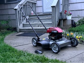 Craftsman 22” 2 in 1, Mulch, side discharge 158cc Briggs walk behind lawnmower, like new, little use.