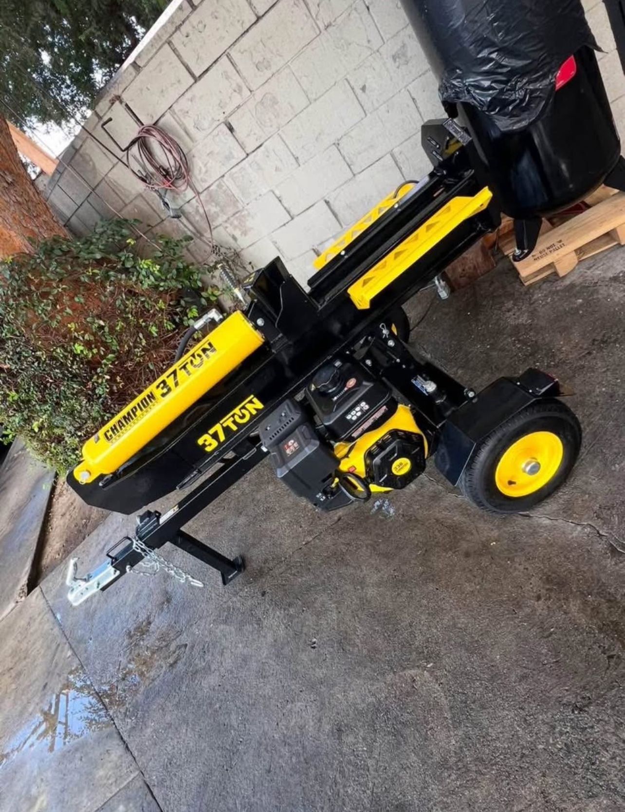 Champion Power Equipment 37 Ton 338cc Gas Powered Log Splitter with Vertical/Horizontal Operation