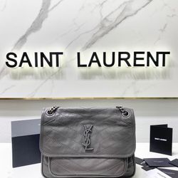 Back-backed oil wax leather, soft bag shape is very casual