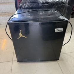 Midea compact mini-refrigerator 1.6 Cu. Ft. 