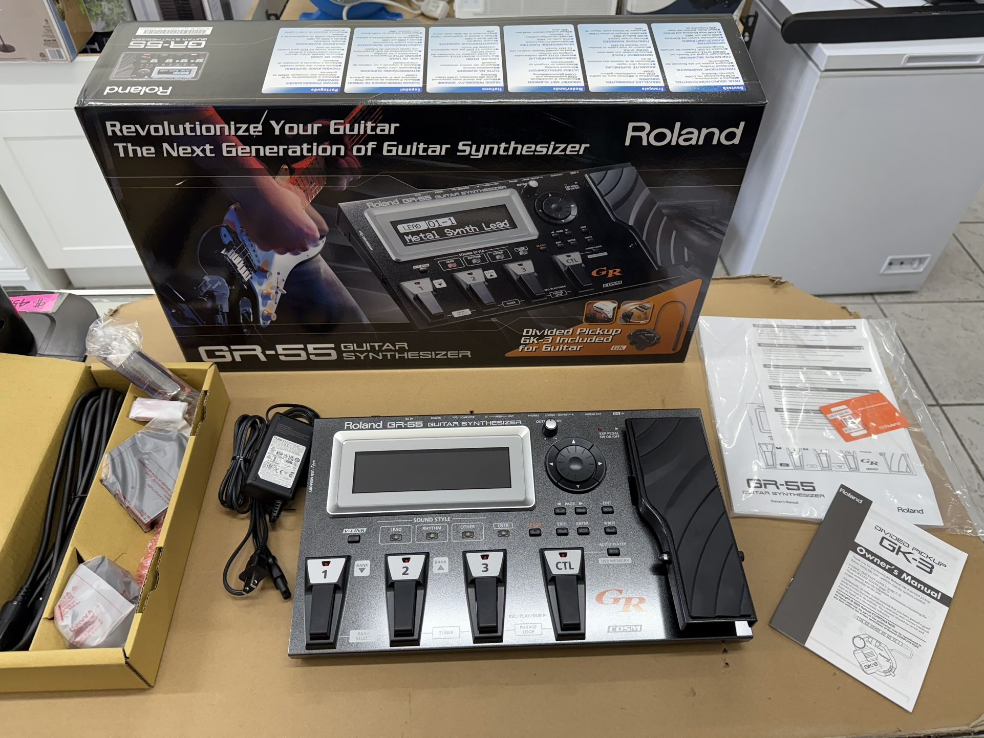 ROLAND — GR-55 Guitar Synthesizer & Divided Pick-up GK-3 for Guitar