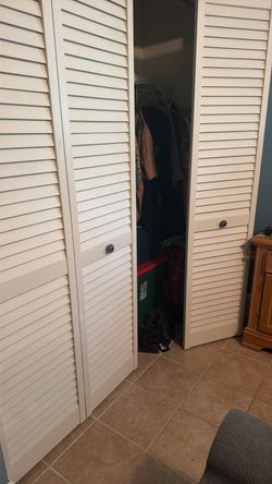 Louvered bifold closet door