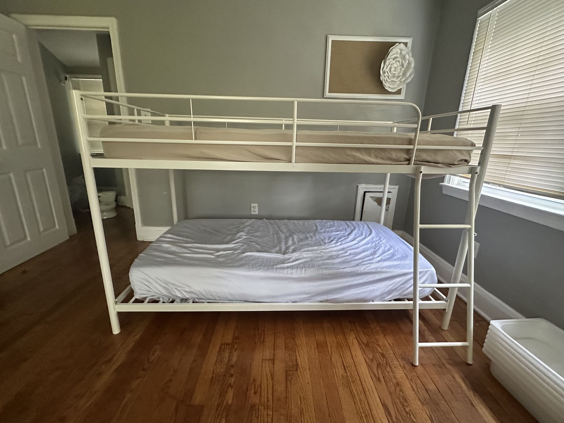 Twin bunk bed