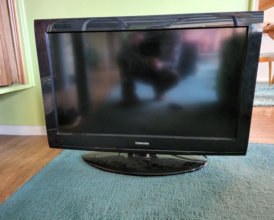32 inch Toshiba TV with Roku stick


