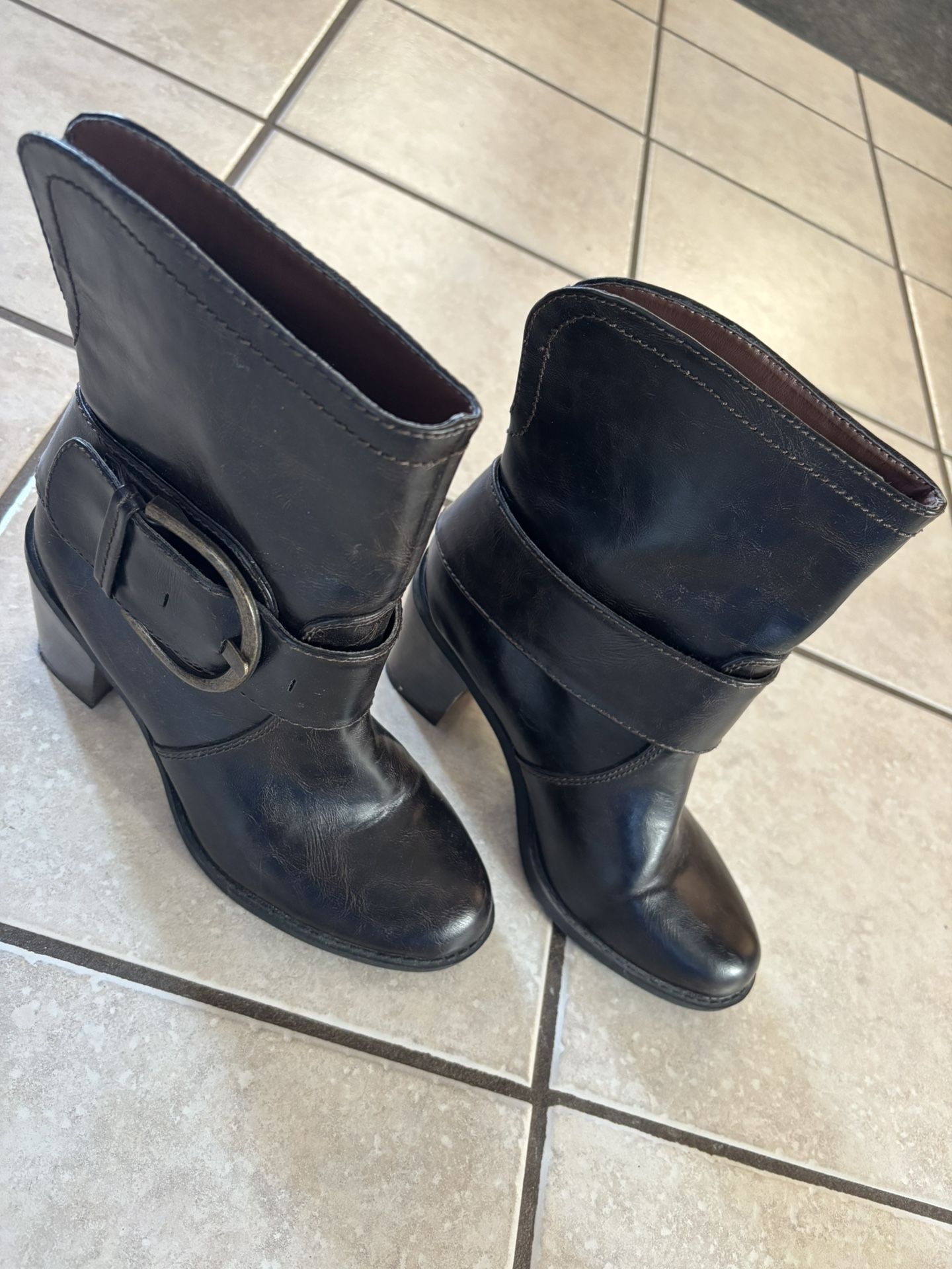 Maurice’s size 7 dark brown leather heel boots