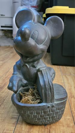 1997 Universal Statuary Mickey Picnic Lawn