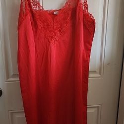 Vintage Sexy 100% Nylon Red Hot Lace Full Size Slip 42 Fits A 1x Or 2x, Non Cling,Good For Cosplay. The strap on the left seems to be twisted, I can't
