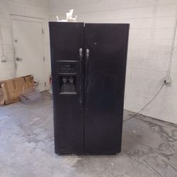 Frigidaire Double Door Fridge With Water And Ice Maker Hardly Use Works Great I Have All The Drowers And Attach Ments Most Are Still Wrapped In Plasti
