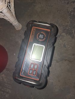 Black And Decker 25 AMP Battery And 75 AMP Engine Start