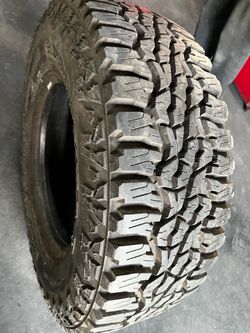 1 SEMI NEW LT 28570R17 GOODYEAR WRANGLER ULTRATERRAIN AT tire for $120 PICKED UP OR $150 installed and balance.  285/70/17  285/70/R17 285 70 R 17 285