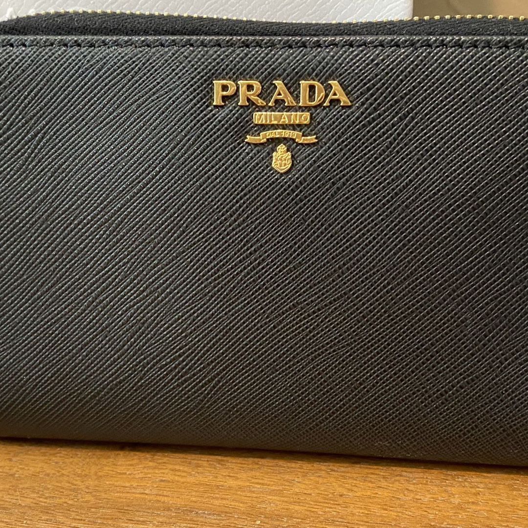 Prada Women's Black Saffiano Cuir Full Zip Wallet – Queen Bee of Beverly  Hills