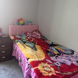 Twin siz bed very clean  with the mattress