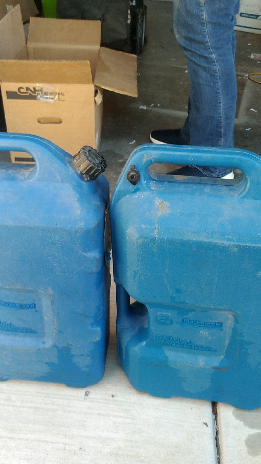 2 6 gallon water cans