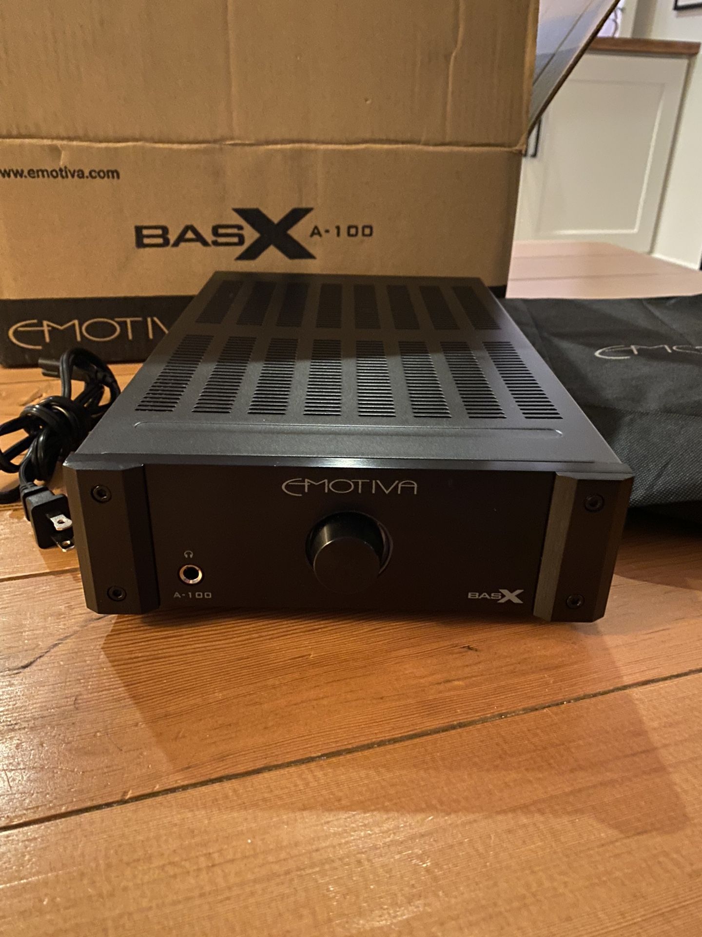 Emotiva BasX A-100 Power Amplifier