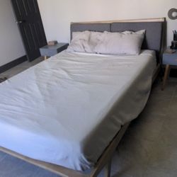 Wood platform bed frame - Queen size	 