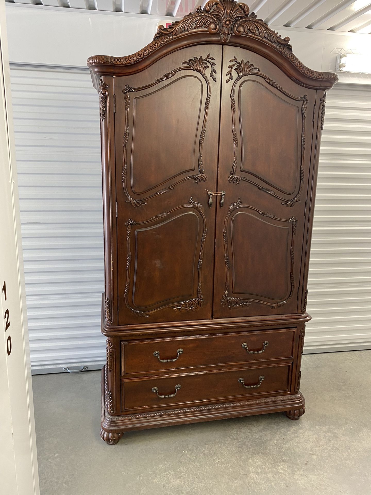 Wardrobe / Armoire 