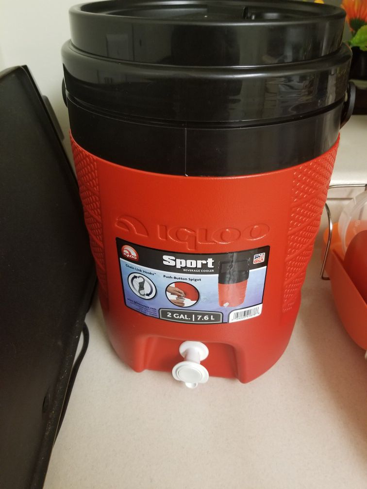 2 Gallon Water dispenser + 5 Gallan water Can.. almost new..