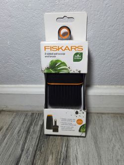 Fiskars Planting Soil Scoop & Brush Set, Dual-Sided Tool for Indoor Potting
Ideal for Indoor Digging & Cleanup with Narrow Rigid End & Flexible Dustpa