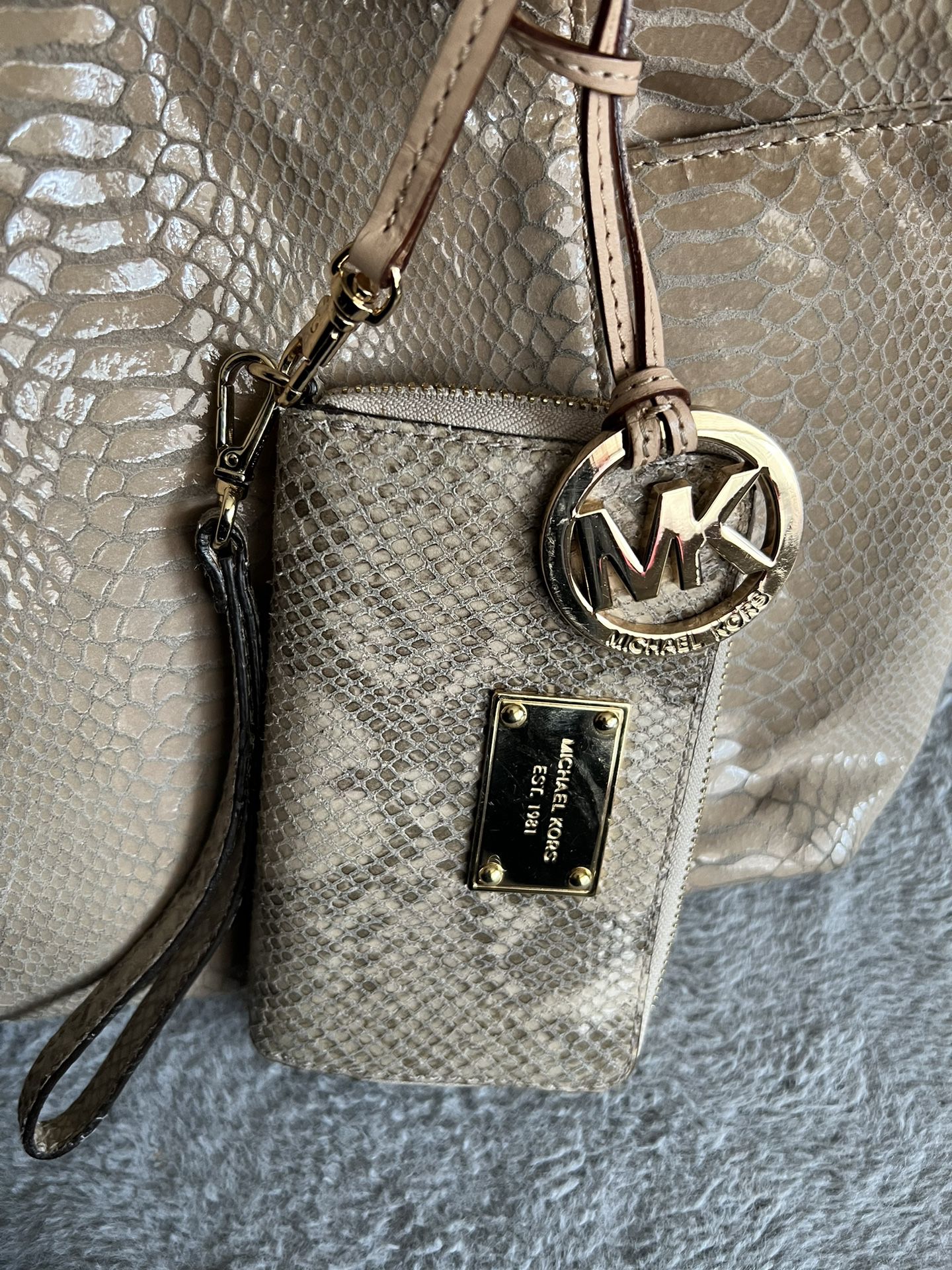 Michael Kors Small Jet Set Purse With Matching Wallet for Sale in Westerly,  RI - OfferUp