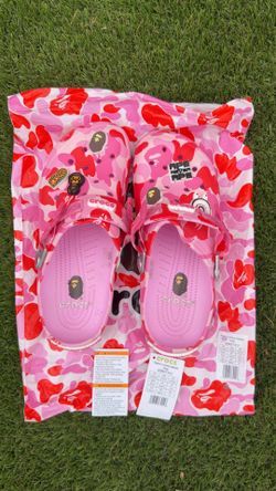Camo pink crocs