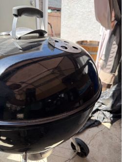 Weber Master Master touch 22” Grill with chimney and cover.
