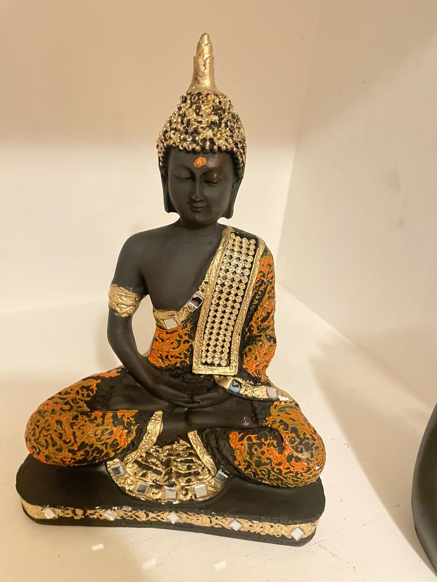 Beautiful Porciline Meditating Buddha Sculpture