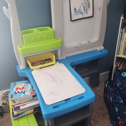 Step2 Great Creations Art Center Desk with Easel.   
